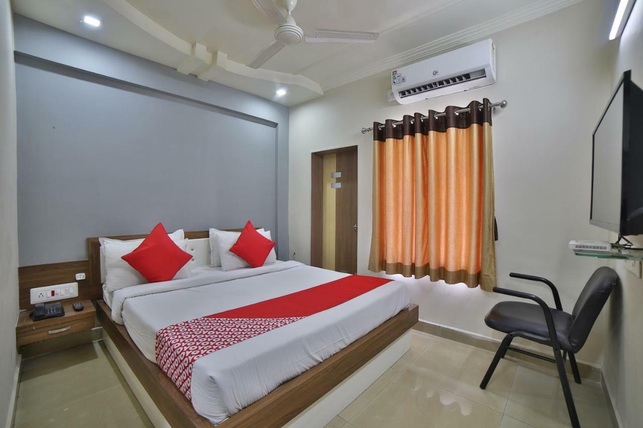 Oyo 41929 Hotel Loyal Residency Jāmnagar Pokoj fotografie